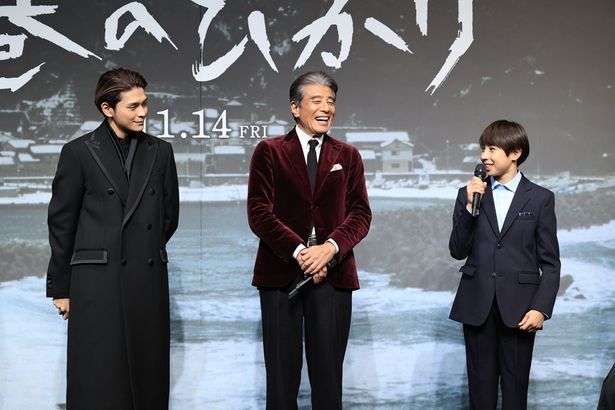 【写真を見る】舘ひろし＆眞栄田郷敦が、尾上眞秀を優しいまなざしで見つめる東京プレミアの一幕