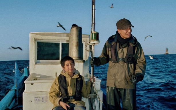 『港のひかり』で漁師の三浦(舘ひろし)と目の見えない少年、幸太(尾上眞秀)が友情を築き上げていく