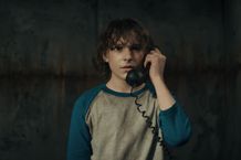 前作『ブラック・フォン』は、断線した黒電話に届く「死者からのメッセージ」を頼りに、監禁された少年フィニーが連続殺人鬼からの脱出を試みるという斬新な設定で注目を集めた