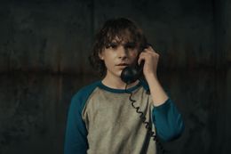 前作『ブラック・フォン』は、断線した黒電話に届く「死者からのメッセージ」を頼りに、監禁された少年フィニーが連続殺人鬼からの脱出を試みるという斬新な設定で注目を集めた