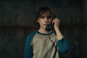 前作『ブラック・フォン』は、断線した黒電話に届く「死者からのメッセージ」を頼りに、監禁された少年フィニーが連続殺人鬼からの脱出を試みるという斬新な設定で注目を集めた