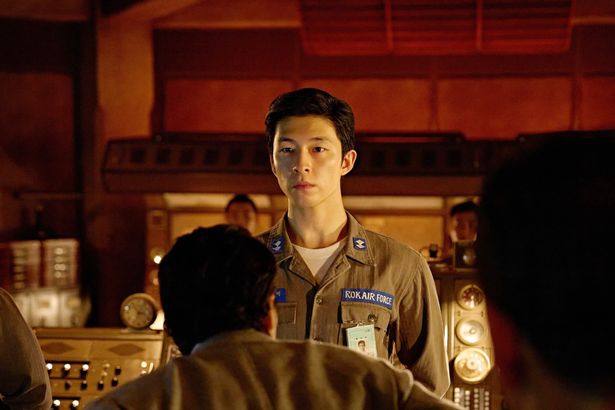 ハイジャックされた機体を偽装した空港に着陸させる任務を任命されたソ・ゴミョン(『グッドニュース』)