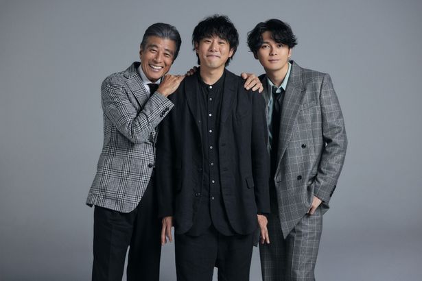 【写真を見る】肩を寄せ合ってにっこり！藤井道人監督、舘ひろし、眞栄田郷敦のほほえましいスリーショット