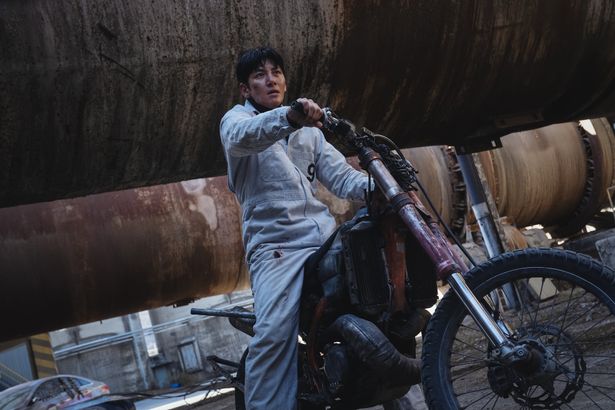 華麗にバイクを乗りこなすシーンなど必見のアクションの数々！