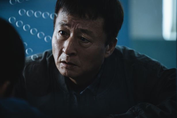 刑務所で絶望していたテジュンを励まし、支援者となるヨンシク