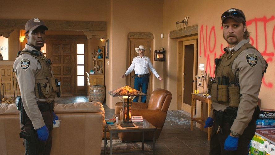 制御不能なカオスが展開『エディントンへようこそ』コロナ禍の町に迫り来る災厄の予感をとらえた場面写真