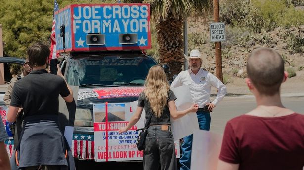 ド派手選挙カーが街を駆け巡る！