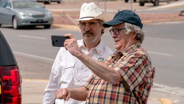 『エディントンへようこそ』場面カット