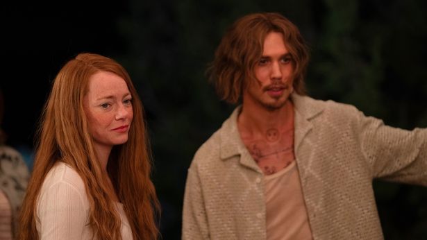 ルイーズ(エマ・ストーン)とカルト集団の教祖ヴァーノン(オースティン・バトラー)の2ショットがただならぬ関係を予感させる