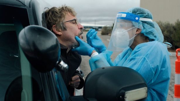 コロナ検疫所で鼻粘膜をグリグリと採取される保安官ジョー(ホアキン・フェニックス)