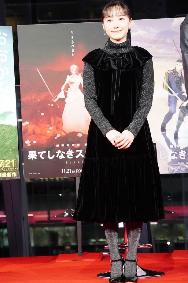 【写真を見る】芦田愛菜、リボンがキュート！ベロア調のワンピース姿で登場