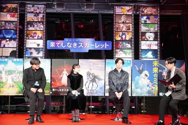 細田守監督作品のポスターが並ぶなか、トークを繰り広げた