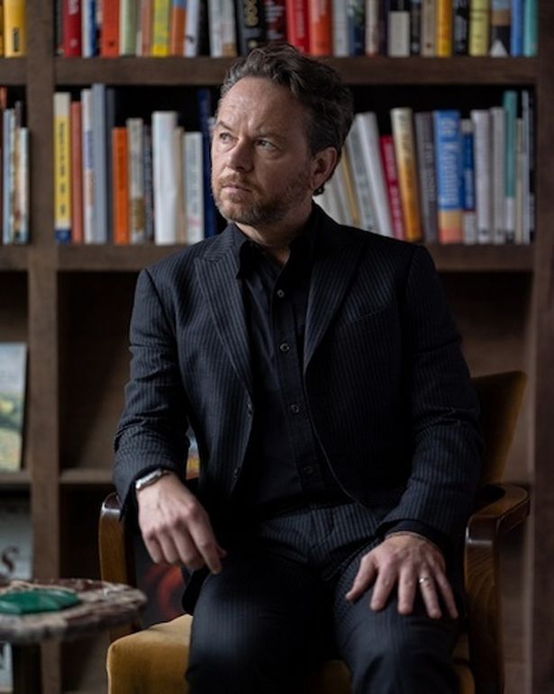 【写真を見る】製作会社FXの会長ジョン・ランドグラフが、本作のクリエイター、ノア・ホーリーと、新たな契約を締結に際してコメントも