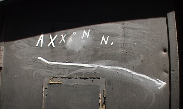 ニッキーの周囲にたびたび現れる「AXX゜NN,」という謎の文字など、一見しただけでは理解の及ばない、リンチ作品らしい難解さに満ちたカットが並ぶ