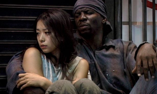 日本の女優、裕木奈江も出演している