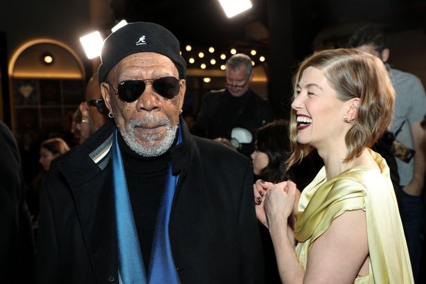 モーガン・フリーマンとロザムンド・パイク