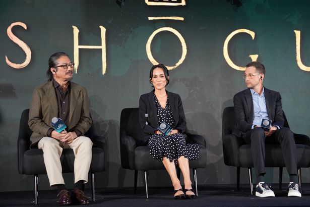 会場に集まった大勢の記者からの質問に答えた