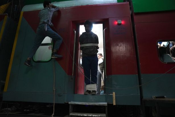 殺し合いが繰り広げられる列車