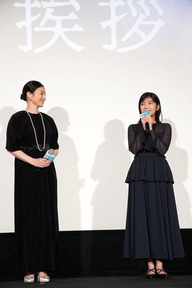 【写真を見る】井川遥、ブラックドレスにパールのネックレスを合わせて登場