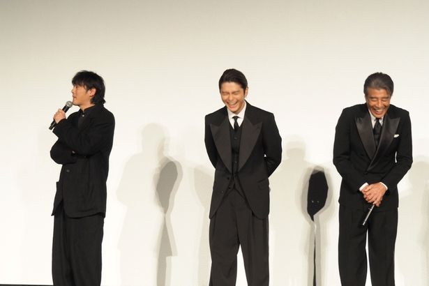 藤井道人監督が撮影秘話を語り、会場が笑いに包まれる