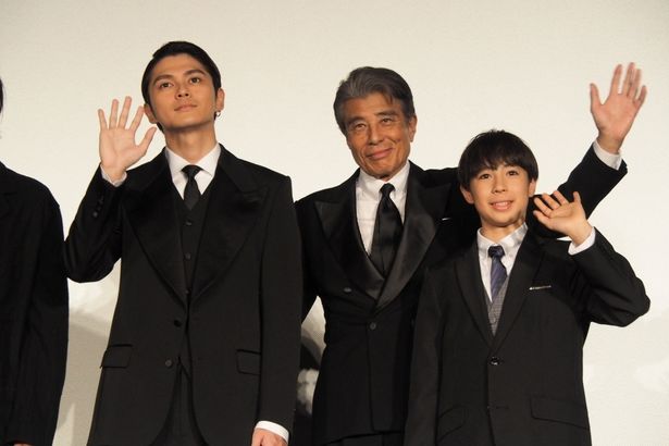 笑顔で手を振る3人