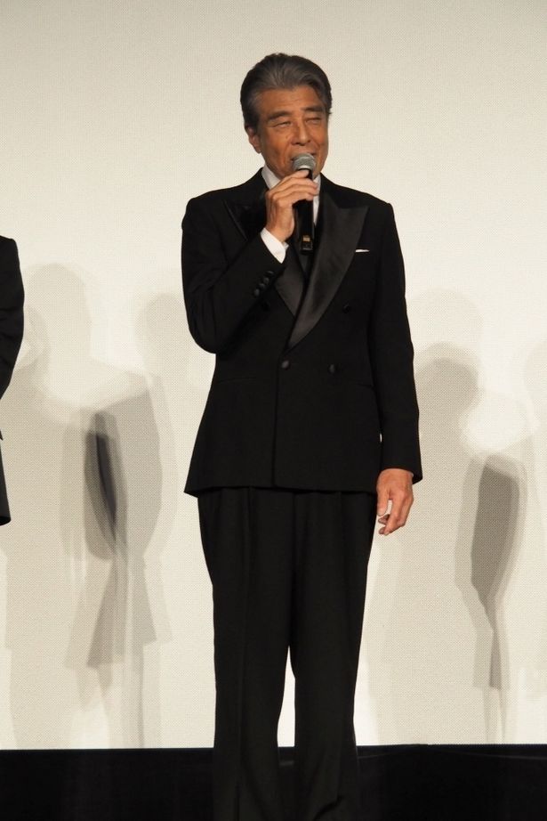 舘ひろしの全身ショット