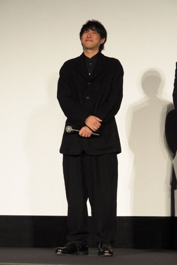  藤井道人監督の全身ショット