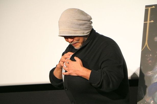 たまごを服の中に入れるお茶目な押井守監督