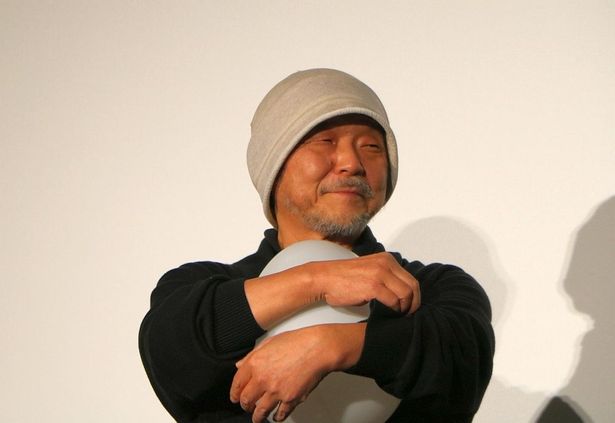 【写真を見る】たまごを抱える、かわいらしい押井守監督！