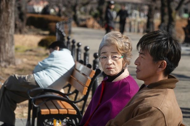 山田洋次監督作に出演し続けてきた“ミューズ”倍賞千恵子が、主人公のすみれをチャーミングに演じる