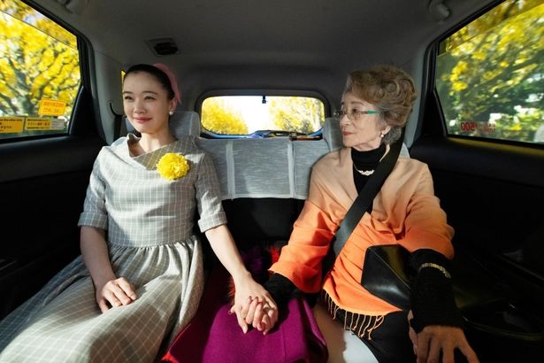 【写真を見る】すみれの2つの時代が映しだされる『TOKYOタクシー』