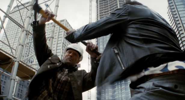 【写真を見る】ジェイソン・ステイサムがツルハシを手に大暴れ！