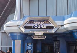 人気アトラクション「スター・ツアーズ：ザ・アドベンチャーズ・コンティニュー」が『最後のジェダイ』仕様に！
