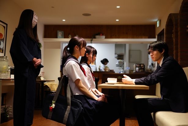 喫茶店で浅野と話す美咲と皐月の後ろにも…