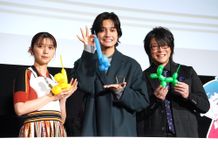 佐野晶哉、上白石萌歌、森川智之が映画『トリツカレ男』(公開中)の公開記念舞台挨拶でバルーンアートに挑戦！