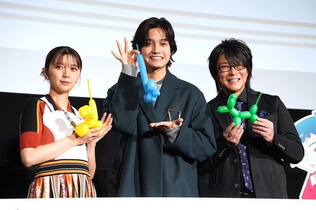 佐野晶哉、上白石萌歌、森川智之が映画『トリツカレ男』(公開中)の公開記念舞台挨拶でバルーンアートに挑戦！