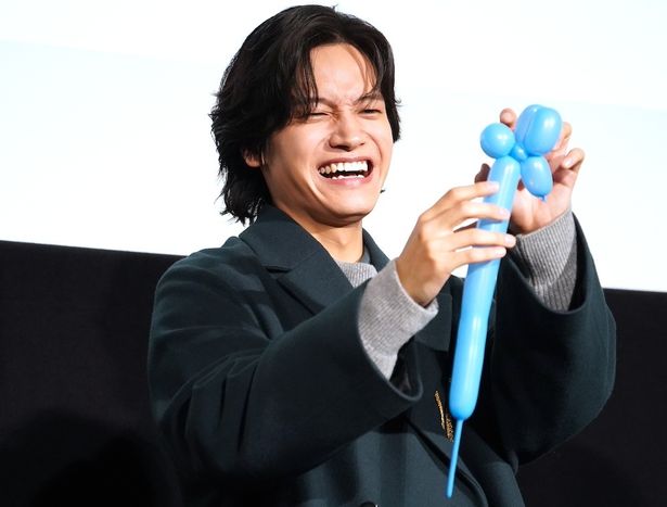 【写真を見る】ちょっぴり苦戦？『トリツカレ男』公開記念舞台挨拶で、バルーンアートに満面の笑顔で挑戦する佐野晶哉
