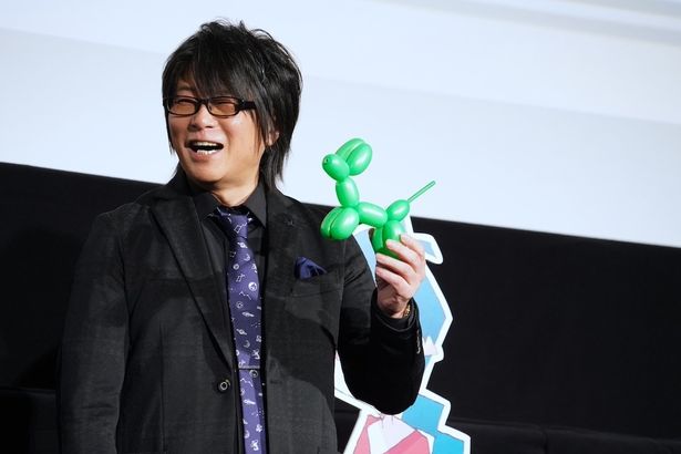 器用にネズミのアートバルーンを完成させた森川