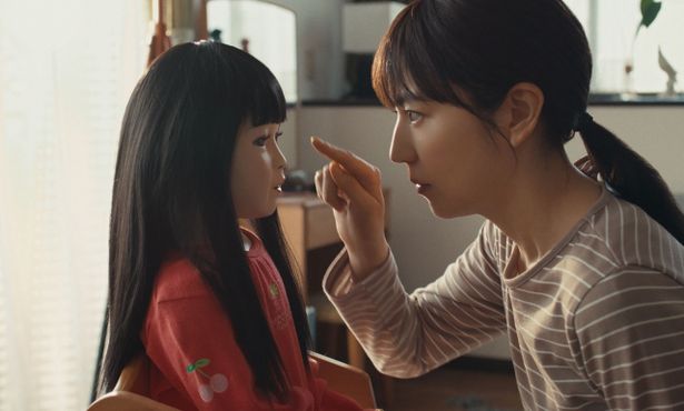 5歳の娘を失い哀しみに暮れていた佳恵は、骨董市で人形の“アヤ”と出会い元気を取り戻していくが…？