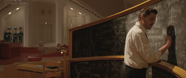 リード・リチャーズの研究室で、2つの黒板が特徴的な黄色のスペース