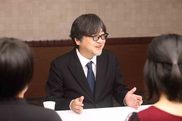 【写真を見る】実は名作や古典に弱い!?ファンに笑顔を見せる細田守監督