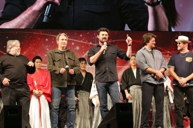 カール・アーバン、マイケル・ルーカーらと共にファンの歓声に応える(「東京コミコン2017」)