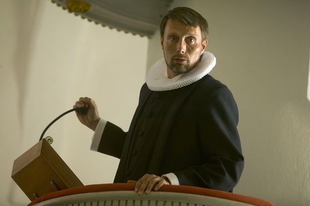 狂気的なまでにポジティブシンキングを貫き通す牧師から目が離せない(『アダムズ・アップル』)