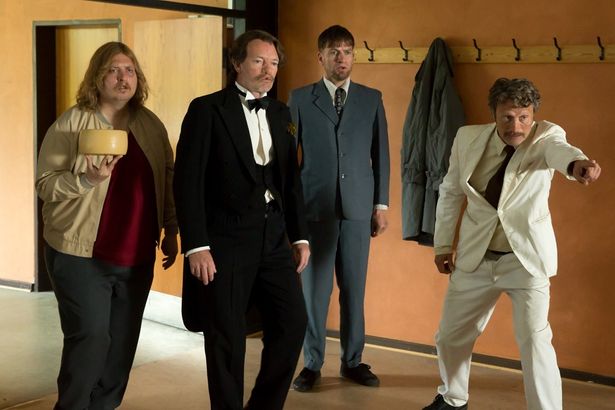 亡くなった養父が遺したメッセージを頼りに、兄弟がルーツ探しの旅に出る『メン＆チキン』