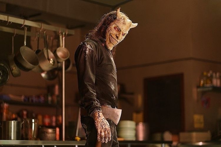 イーサン・ホークが少女の夢に出現する連続殺人鬼を怪演！『ブラックフォン ２』本編映像