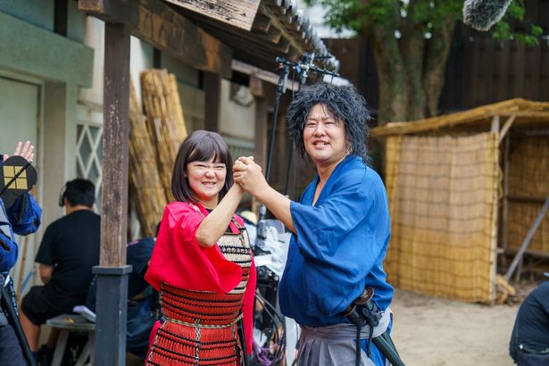 主演を務める、とにかく明るい安村とイワクラ