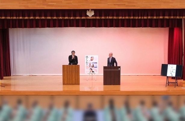 【写真を見る】富山刑務所の受刑者に自らの体験談を語りかける舘ひろしと笹野高史