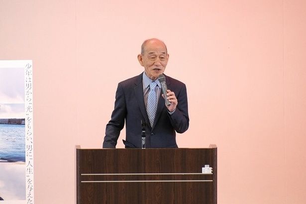 笹野は、孤独な三浦を見守る漁業組合の荒川役