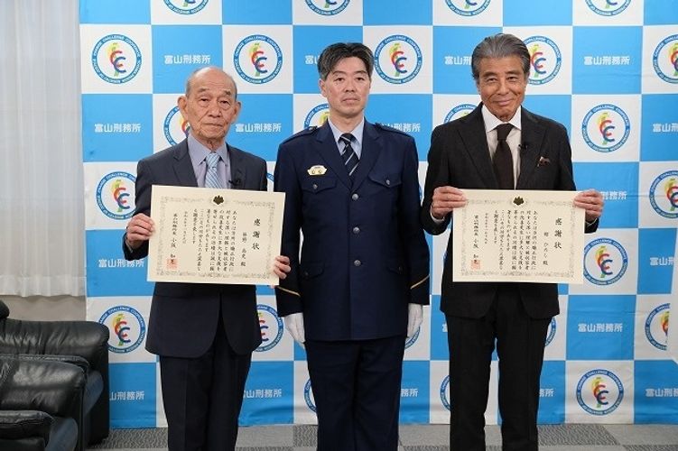 『港のひかり』舘ひろしと笹野高史が富山刑務所で講話。挫折からの再生経験、渡哲也や渥美清への感謝を語る