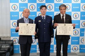 富山刑務所で講話を行い、感謝状が手渡された舘ひろしと笹野高史